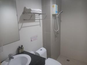 een badkamer met toilet, wastafel en douche bij Lucky3star in Patong Beach