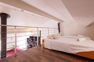 een slaapkamer met twee bedden en een balkon bij La Coloc - Chatillon la Palud idéal PROS in Châtillon-la-Palud