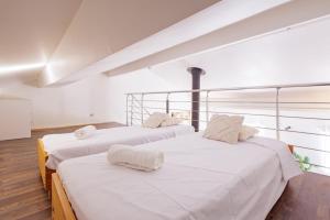 twee bedden in een kamer met witte muren en houten vloeren bij La Coloc - Chatillon la Palud idéal PROS in Châtillon-la-Palud +21 foto's