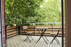 duas cadeiras e uma mesa em uma varanda em Hotel Mutter Buermann em Hemmingen