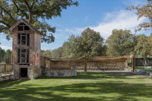 an old house with a fence and a grass yard at DOMAINE De PLAISANCE in Cachen