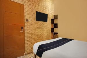 TV a/nebo společenská místnost v ubytování Hotel O near Ringroad City Walk XXI formerly Mitrotel Medan