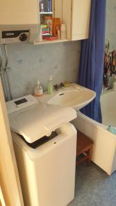 Un baño con un lavabo blanco y una bañera. en Spersboda 2 barnvänliga hus sjöutsikt & VARM pool Spersboda, en Spersboda 15 fotos más