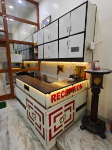 un restaurant avec un panneau de récompense dans une chambre dans l'établissement CN Comforts Hotel & Dormitory, à Lucknow