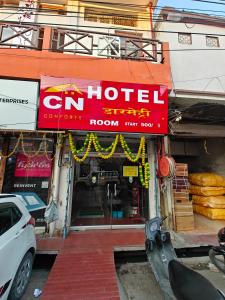 een winkel met een bord aan de zijkant van een gebouw bij CN Comforts Hotel & Dormitory in Lucknow +11 foto's