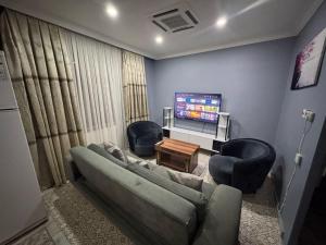 TV a/nebo společenská místnost v ubytování Laleli Suit Hotel