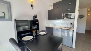 Kuchyň nebo kuchyňský kout v ubytování Appartement en résidence avec piscine, cour privée + 2 fotografie