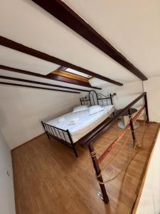 Postel nebo postele na pokoji v ubytování Restaurant Casa Nicolenco Azuga by Genco