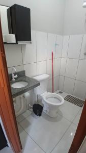 un bagno con un water e un lavandino di 104 FLATS MAGGUINE Interlagos a Rio Verde