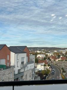 a view of a city with buildings and a street at Résidence Les Oliviers, La Défense 20 mn, 4 to 6 people in Bezons