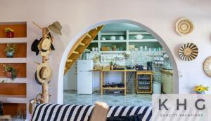 une cuisine avec une arcade dans une pièce dans l'établissement Anti-Pera Cottage with private pool in Dilinata village!, à Argostóli