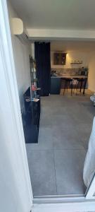 een woonkamer met een tafel en een eetkamer bij La cigala in Le Pradet