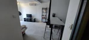 een kamer met een keuken met een tafel en stoelen bij La cigala in Le Pradet