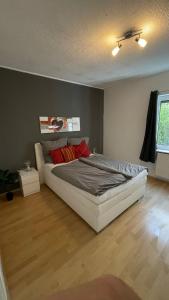 Postel nebo postele na pokoji v ubytování Stilvolle Auszeit im Hunsrück-Aussicht und Komfort