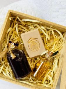 Muira Stay Belém Hostel في بيليم: صندوق خشبي مليء بأنواع مختلفة من الأصناف