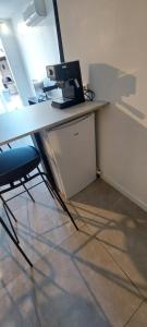 een bureau met een laptop bij La cigala in Le Pradet