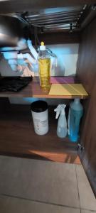 een plank met een fles en andere artikelen erop bij La cigala in Le Pradet +12 foto's