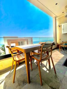 a table and chairs with a view of the ocean at Maison Miralin Beach in Hammam Sousse