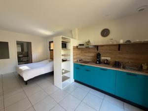 Kuchyň nebo kuchyňský kout v ubytování Chalets modernes avec terrasse et ruisseau au pied des Volcans