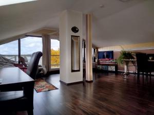 a living room with a couch and a table at Haus am Aartalsee in Bischoffen