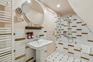 ein weißes Badezimmer mit Waschbecken und Dusche in der Unterkunft Hotel Le Clery in Paris