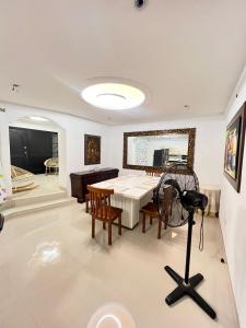 a dining room with a table and a camera at Cabaña Ivan in Santa Marta