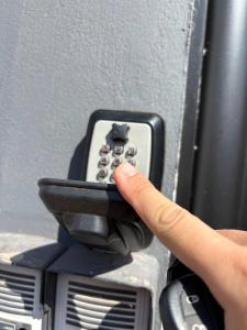 una mano che tiene un telecomando in una macchina di 104 FLATS MAGGUINE Interlagos a Rio Verde