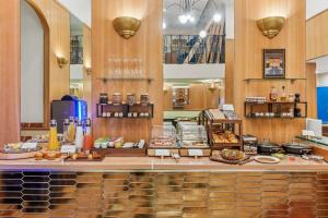 un mostrador de panadería con una variedad de pasteles en Hotel Le Clery, en París 33 fotos más