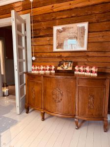 a wooden counter with pink roses on top of it at Torp Solbacka in Raseborg +12 photos