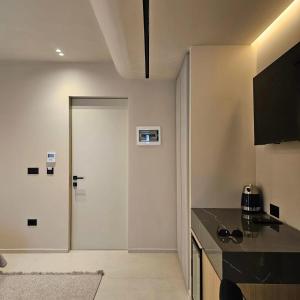 una cocina con una puerta que conduce a una habitación en Imperial Suites Vlora, en Vlorë 15 fotos más