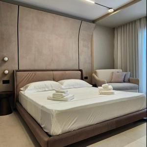Un dormitorio con una cama grande con dos toallas encima. en Imperial Suites Vlora, en Vlorë