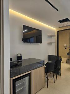 una cocina con barra y un bar con sillas en Imperial Suites Vlora, en Vlorë