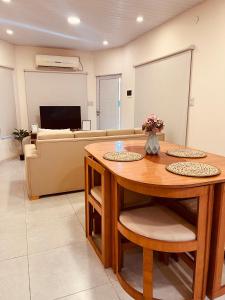 ClorindaにあるShinyのテーブルとソファのあるリビングルーム