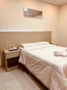 ClorindaにあるShinyのベッドルーム(大型ベッド1台、ナイトスタンド付)