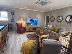 a living room with a couch and a tv at 20 At Jeanette in Ludwigsdorf +19 photos