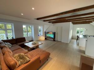 シャルロッテンルンドにあるLuxury home in Elite enclave - All floors heatedのソファとテレビのあるリビングルーム