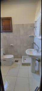 ein Badezimmer mit Toilette und Waschbecken in der Unterkunft Tibs mountain view in Al Aqālitah + 30 Fotos