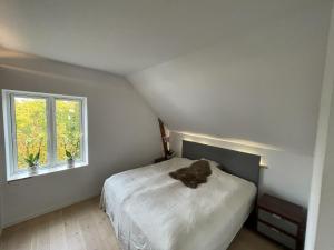 シャルロッテンルンドにあるLuxury home in Elite enclave - All floors heatedのぬいぐるみが置かれたベッドのある寝室