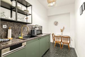 Kuchyň nebo kuchyňský kout v ubytování APARTMAN OLLIES se snídaní zdarma