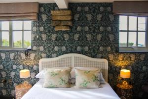 Ένα ή περισσότερα κρεβάτια σε δωμάτιο στο The Crescent Turner Hotel +79 φωτογραφίες