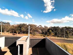 フランカにあるApartamento Familiar com Charme Espaçoso 2VGの通りと建物