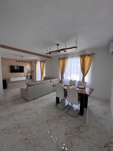 Χώρος καθιστικού στο Villa Enigma