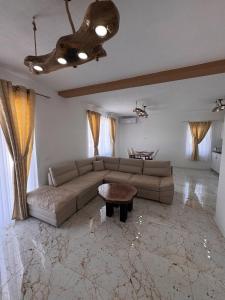 Χώρος καθιστικού στο Villa Enigma