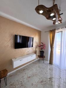 Μια τηλεόραση ή/και κέντρο ψυχαγωγίας στο Villa Enigma