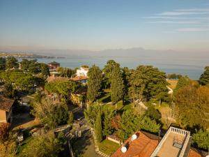 eine Luftansicht einer Stadt mit See in der Unterkunft lakefront and parking - Lakefront Escape in Desenzano del Garda