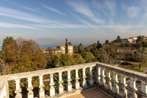 einen Blick vom Balkon eines Herrenhauses in der Unterkunft lakefront and parking - Lakefront Escape in Desenzano del Garda
