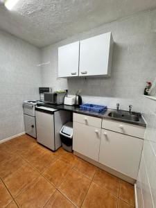 Kuchyň nebo kuchyňský kout v ubytování Beachside Bliss In Blackpool 1 Bed Apartment