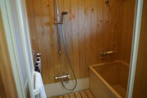 ein Bad mit einer Dusche, einer Badewanne und einem Waschbecken in der Unterkunft Guesthouse 191 - Vacation STAY 50521v in Kanonji + 8 Fotos