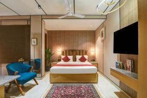 Una habitación de hotel con una cama y un televisor. en J Residency Near Nizamuddin Railway Station, en Nueva Delhi 40 fotos más