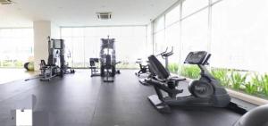 - une salle de sport avec tapis de course et vélos d'exercice dans l'établissement THAMRIN RESIDENCE APARTMENT luxurious 1 BEDROOM FLAT SCBD beside GRAND INDONESIA mall, à Jakarta